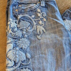 White House Black Market WHBM, Blanc Embroidered Light Wash Cropped Jeans, Sz 8